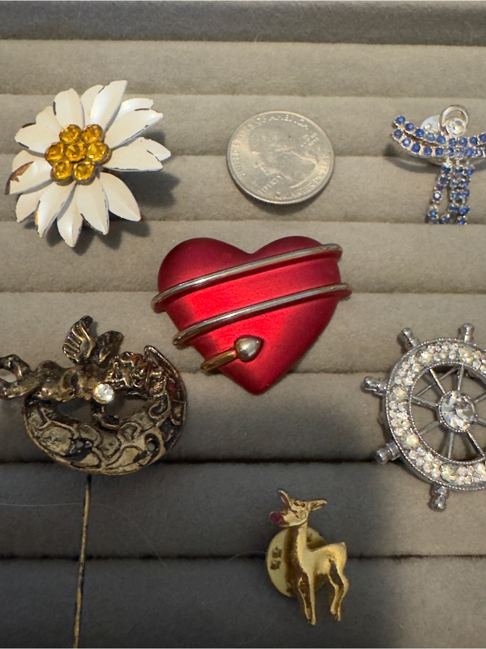 Lot of brooches , Red Heart Lapel Pin Brooch - Women's Accessories vintage